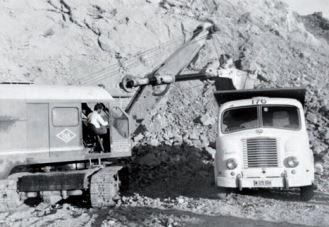 Carga de mineral aurífero en las minas del cerro del Cinto